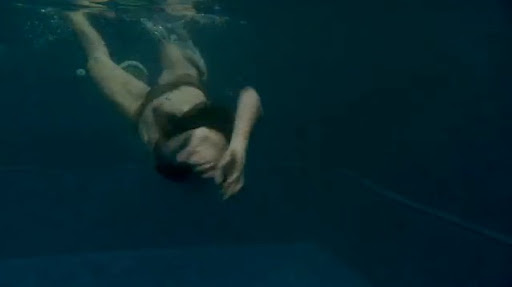 depe-renang-di-film-pacar-hantu-perawan (4).jpg
