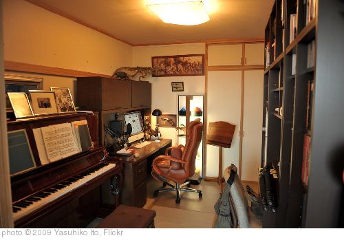 'Man cave office' photo (c) 2009, Yasuhiko Ito - license: http://creativecommons.org/licenses/by/2.0/
