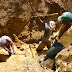 Des creuseurs dans une mine artisanale de cassitérites, Sud Kivu, 2006.