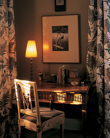 Warm tones of brown envelop this room. (marthastewart.com)