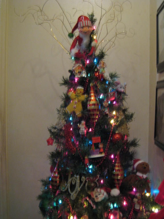 [elf-tree-in-hallway-15.jpg]