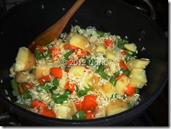 Fríe 1 taza de arroz lavado y escurrido, cebolla y ajo picados, añade las verduras al gusto, revuelve, sazona con sal las verduras P1110918