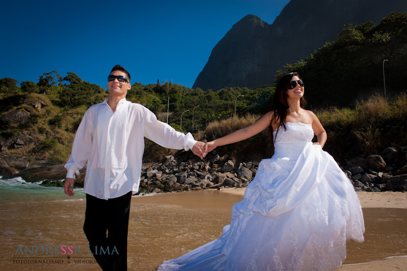 Fotos de Trash The Drass Caroline e Gabriel. Foto numero 30 do estudio L&D Producoes, do Rio de Janeiro, RJ. Andressa Lima e equipe fazem fotos de casamento (fotografias de casamentos), fotos de making-of (making of de noiva), fotos de eventos sociais, fotos de casal (ensaios fotograficos de e-session), videos de casamento (filmagem de casamentos), videos de making-of e videos de eventos sociais. Fotojornalismo e videojornalismo no Rio de Janeiro, RJ. Praia de São Conrado Trash The Drass Caroline e Gabriel fotos casamento rio janeiro fotografias casal rj foto eventos noiva ensaio fotografico vestidos moda noivas casais convite com