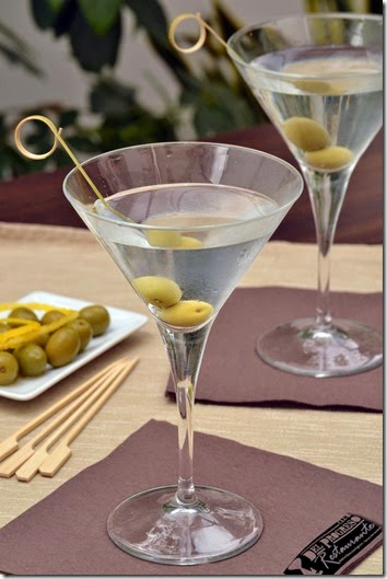 Coctel martini con aceitunas.Bebida alcohólica.