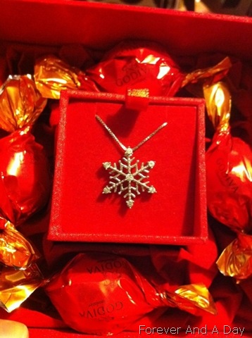 [Snowflake%2520Necklace%2520close%255B2%255D.jpg]