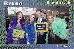 Fotos do evento Bruno - 18.12.11. Foto numero 22 da Social Click Fotografia Digital, do Rio de Janeiro, RJ, que faz fotos divertidas, fotos malucas, fotos com fantasias, fotos na hora, fotografia maluca, fotografia divertida com molduras personalizadas. fotos divertidas malucas foto maluca animadas animado rj rio de janeiro divertida fantasia animada noivas montagem social fotojornalismo casamento