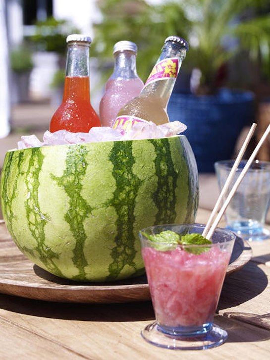 diy-home-made-summer-table-decorating-ideas-watermelon-smoothie-rind-beverage-cooler