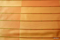 Butikowa tkanina typu "tafta". W pasy. Na zasłony, poduszki, narzuty, dekoracje. Trudnopalna. Brzoskwiniowa, pomarańczowa.