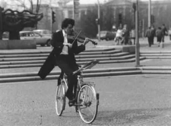 4- O maior tempo andando de bicicleta ao contrário tocando um violino 4- O maior tempo andando de bicicleta ao contrário tocando um violino
