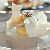 Blanc-manger coco et glace à la levure. Un dessert que javais adoré la fois précédente, et qui a un peu changé de forme. Il reste excellent. Comme le chef lexpliquait à une table adjacente après notre repas, cest vraiment un dessert qui sapprécie sur la longueur, avec des arômes très subtils, et une relative fadeur. Très bon.