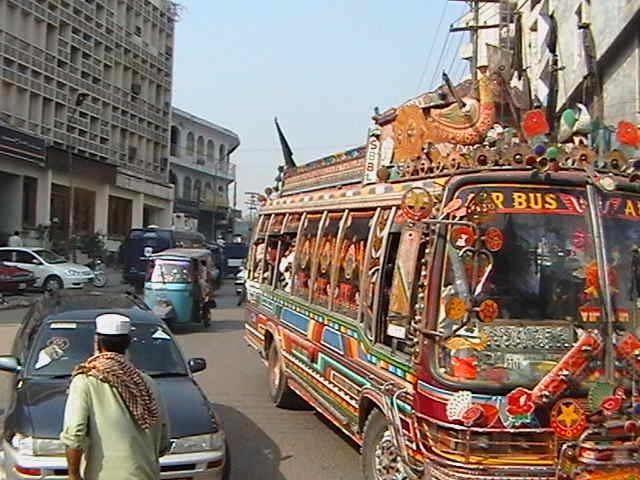 [Peshawar_bus_and_rickshaw4.jpg]