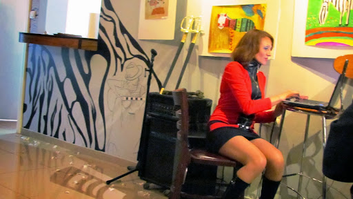 Olya za kompyuterom.jpg