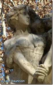 Mujer portando bandera - monumento al cabo Luis Noval