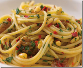 Spaghetti piccanti con uvetta e pinoli 