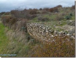 Restos de muros - Irujo - Valle de Guesálaz