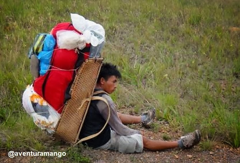 [Carregador%2520descansa%2520durante%2520a%2520subida%2520ao%2520Monte%2520Roraima%255B5%255D.jpg]