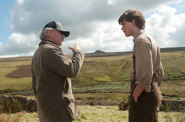 war-horse-jeremy-irvine-steven-spielberg-movie-set-photo-02-600x397