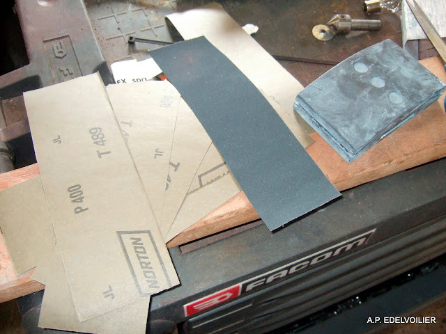 Préparation des bandes d'abrasif pour la largeur de la cale.