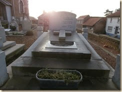 Heks, op het kerkhof (bij de kerk): grafsteen van de familie Neven