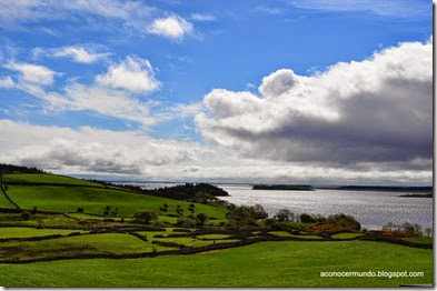 Carnamona. Paisaje del campo y lago Corrib - DSC_0382