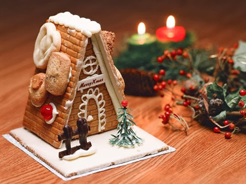 244165__cute-gingerbread-house_p