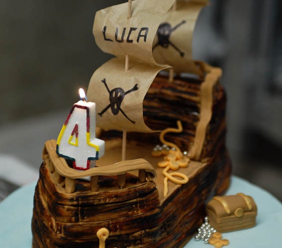 [bday%2520cake%2520close%255B5%255D.jpg]