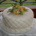 Detalle torta acolchada con perlitas doradas.