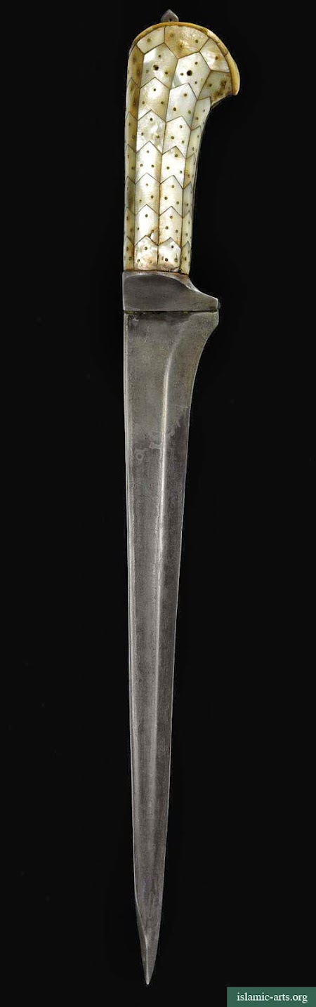 A MOTHER-OF-PEARL HILTED DAGGER, INDIA, 17TH CENTURY