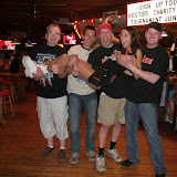 Na een hap eten bij de Hooters, ook nog even op de foto. Lynn was wel in voor een geintje.