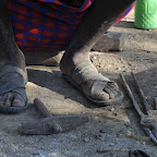 Die Werkzeuge sind einfach, aber zweckmäßig. © Foto: Marco Penzel | Outback Africa