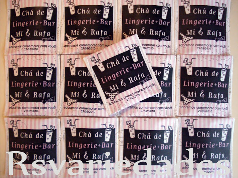 Sachê de chá: R$2,00 unid (min.30 unids).: Cento= R$180,00.: Sabores camomila, erva-cidreira ou chá preto.: Pode-se optar na escolha de mais de um sabor (min. 20 unids por sabor).: Personalização feita através de etiqueta personalizada e não por impressão na embalagem. O sachê já vem com o saquinho dentro.: Criamos uma etiqueta personalizada que colamos por cima de um sachê comum que encontramos no supermercado do tipo que já vem lacradinho na lateral. : Assim o conteúdo fica preservado.  lembrança personalizada Lembrancinhas chá de lingerie festa