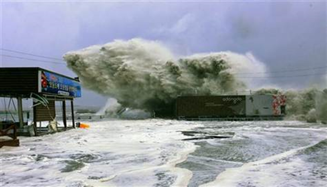 In this photo released by Yeosu City and distributed via Yonhap News Agency, high waves caused by Typhoon Sanba crash on a beach in Yeosu, south of Seoul, South Korea on Monday, 17 September 2012. AP Photo / Yeosu City via Yonhap