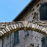 Salvetat sur Agout, arco d'ingresso di una casa colonica.