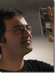 Kuvassa Ara Knalan, Project Aran johtava tekninen insinööri toimivan prototyypin kanssa.