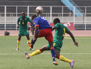 Les Léopards espoirs-football de la RDC (bleu) contre les lionceaux du Cameroun (vert) ce 26/07/2011 au stade des Martyrs à Kinshasa, score RDC-Cameroun : 1-0. Radio Okapi/ Ph. John Bompengo