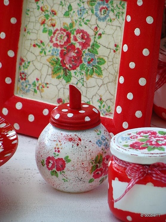 dots and roses memo board