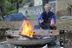Wat wil je nog meer? Een vuurtje, je favoriete chips en een biertje. (Met uitzicht op de Dordogne!)