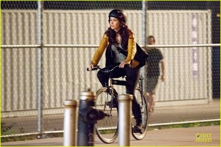 April O'Neil Spies on the Foot Clan in Teenage Mutant Ninja Turtles Set Photos 02
