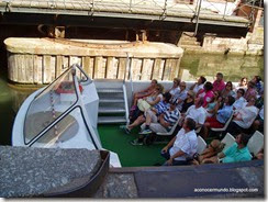 Estrasburgo.Barco de turistas bajo el Puente Tournant - P9030128