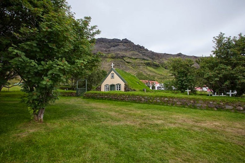 Islande : Découvrez la surprenante et élégante église de Hof !!! Turf-church-hof-2%25255B2%25255D