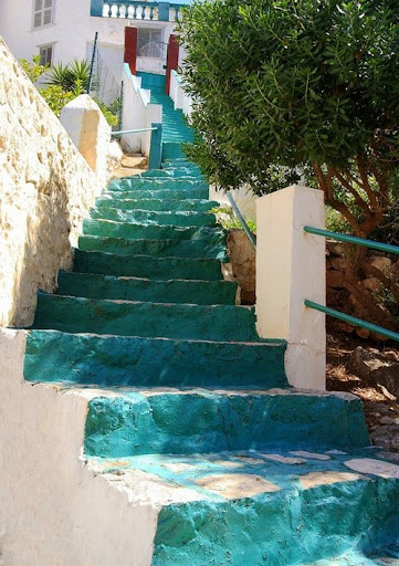 The paint on these rustic stairs catches the light in such a changing, oceanic way. (www.weheartit.com) The paint on these rustic stairs catches the light in such a changing, oceanic way. (www.weheartit.com)