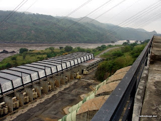 Vue sur la centrale Inga 2 depuis le haut du barrage, les conduites à droite, les transformateurs à gauche (SNEL), 2005.