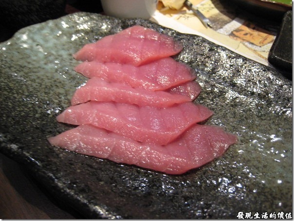 上海壽司天家。又端出了一盤金槍魚生魚片？別搞錯了，這是給小火鍋用的魚片啦！聽說也也可以當生魚片吃呢！建議稍微過個水川燙一下就可以食用，別糟蹋了食物的鮮美。
