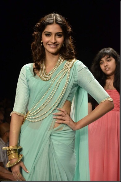 Candids and portraits of celebs from Gitanjali Beti show. (Photo: IANS)