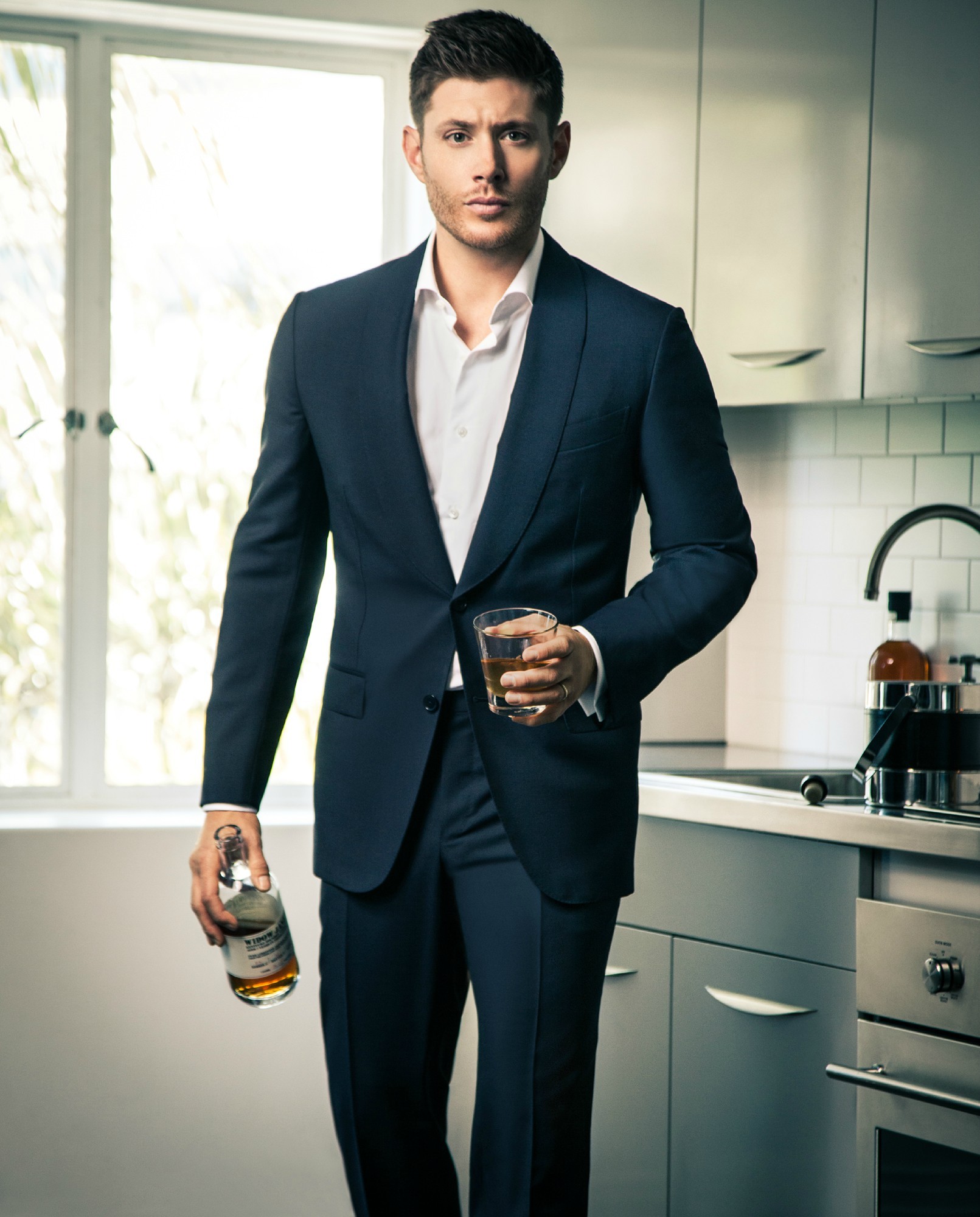 ДЖЕНСЕН ЭКЛЗ - Страница 6 Celeber-ru-Jensen-Ackles-Harper-s-Bazaar-CH-Magazine-Photoshoot-2014-07