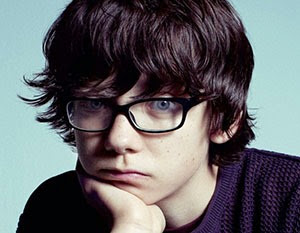 Asa Butterfield nőfalós vígjátékban zsarol Asa Butterfield nőfalós vígjátékban zsarol