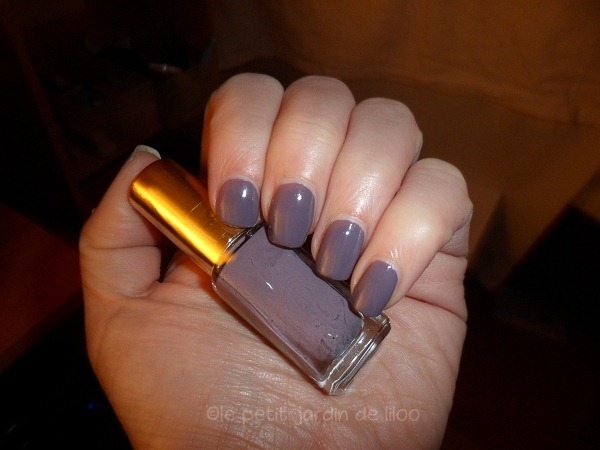 002-loreal-paris-color-riche-parisian-rooftop-mini-nail-polishes-review-swatches- 002-loreal-paris-color-riche-parisian-rooftop-mini-nail-polishes-review-swatches-