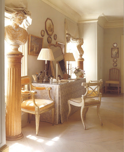At the same country house, this beautiful boudoir is flanked by spring and summer terra-cotta allegories. At the same country house, this beautiful boudoir is flanked by spring and summer terra-cotta allegories.