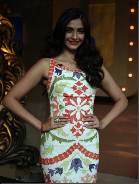 sonam-n-malaika-at-nachle-ve_52