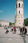 Vilnius Katedra ir dviratininkai.jpg